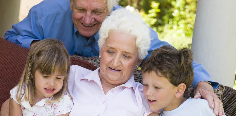 ¿Cómo leerle a los nietos los cuentos infantiles?